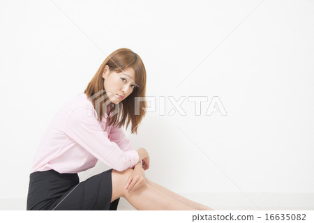 Business woman holding a knee Business woman holding a knee 16635082