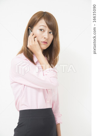 通過手機打電話的女商人 16635090