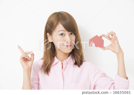 有房子模型的女商人 16635091