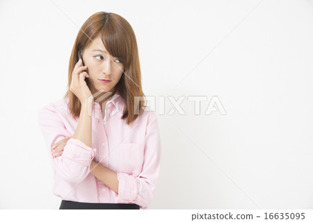 Business women who makes a phone call by cell phone Business women who makes a phone call by cell phone 16635095