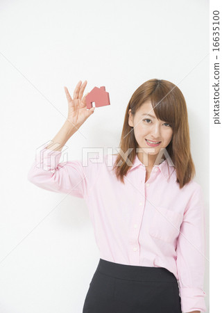 有房子模型的女商人 16635100