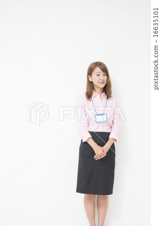 把名牌放的女商人在她的脖子上 16635101