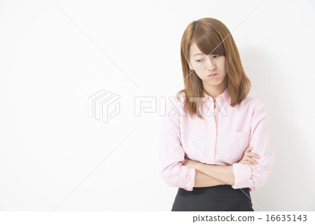 Angry business woman 16635143