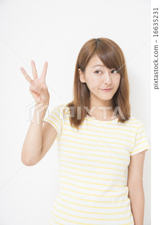 A woman who puts out three fingers A woman who puts out three fingers 16635231