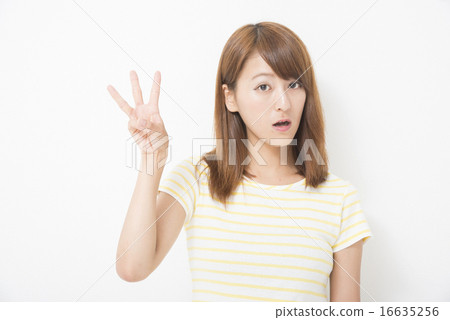 A woman who puts out three fingers 16635256
