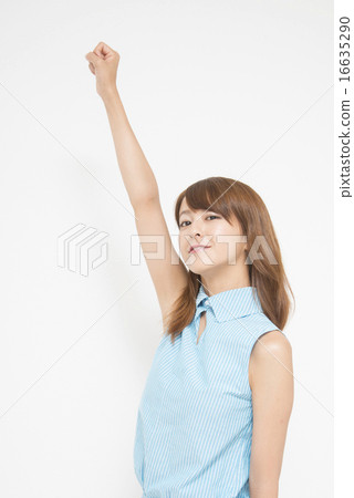 一個女人舉起右臂 16635290