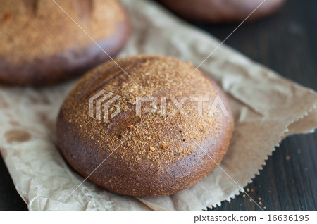Round loaf of homemade brown wheat bread Round loaf of homemade brown wheat bread 16636195