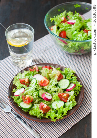 Tomato and cucumber salad with lettuce leafes 16636599