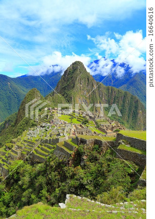 Machu Picchu ruins and Wainapanchu Machu Picchu ruins and Wainapanchu 16640616