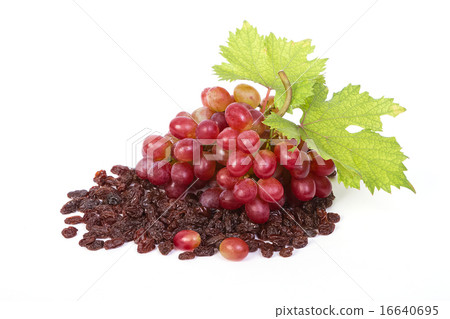 fresh red grapes and raisins , isolate fresh red grapes and raisins , isolate 16640695