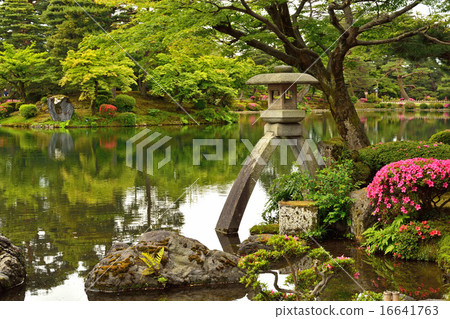 Walking in Kanazawa: Kenrokuen Kasumigaura and Emperor Lantern Walking in Kanazawa: Kenrokuen Kasumigaura and Emperor Lantern 16641763