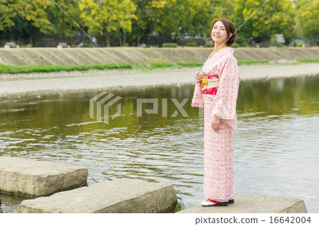 穿著和服的女性全身 16642004