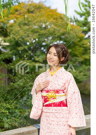一個穿著和服的女人 一個穿著和服的女人 16642047