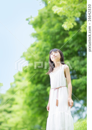 Fresh green women's portrait 16642830