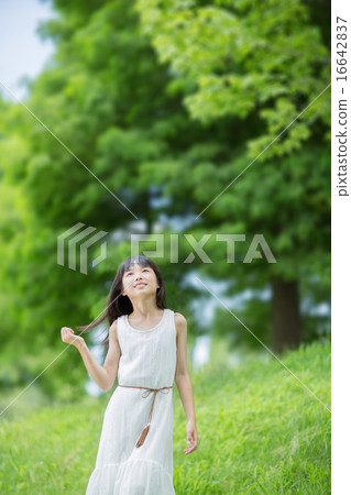 Fresh green women's portrait 16642837