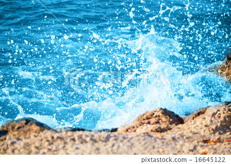 Blue ocean wave 16645122