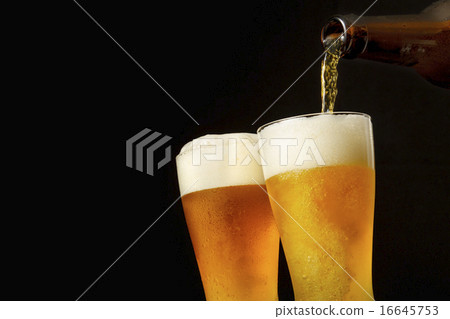 Pour a beer 16645753
