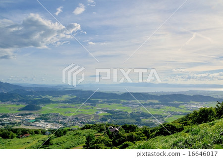Lake Eastern plains and bird's eye view overlooking from Ibukiyama in summer Lake Eastern plains and bird's eye view overlooking from Ibukiyama in summer 16646017