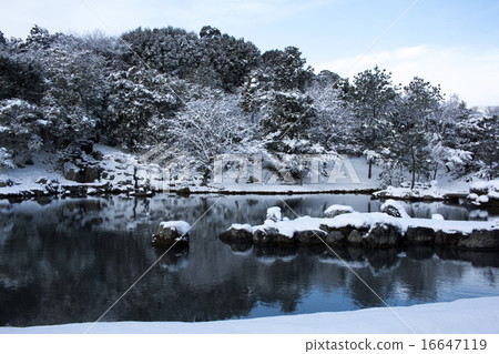Snowscape of Tenryu-ji Temple 16647119