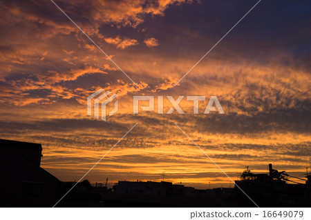在東京住宅區的日落 16649079