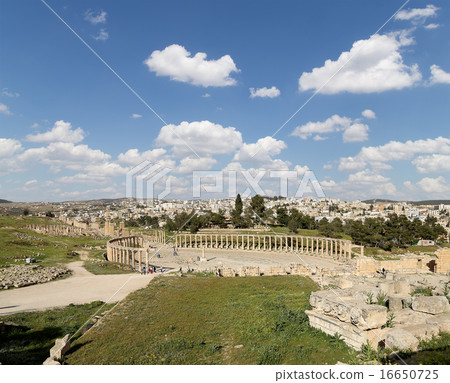 Forum (Oval Plaza)  in Gerasa (Jerash), Jordan.  16650725