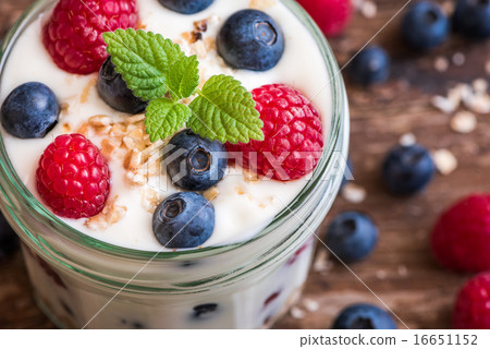 圖庫照片: detail of yogurt with fresh berries on woden table