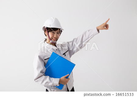 一個穿著工作服的女人指著她的手指 一個穿著工作服的女人指著她的手指 16651533
