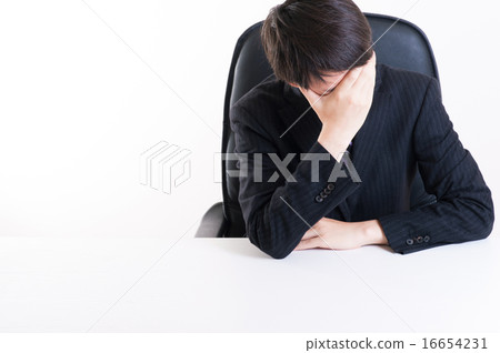 抱著頭的男性員工 16654231