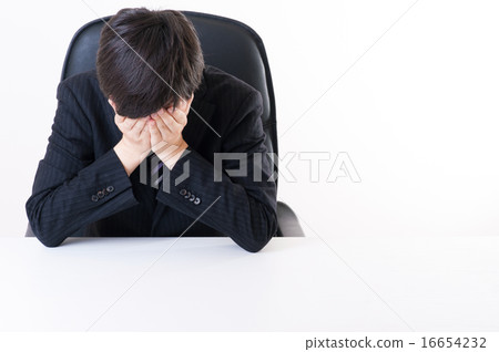 抱著頭的男性員工 16654232