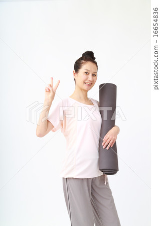 一個五十多歲的女人在做瑜伽 16654836