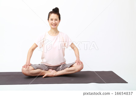 一個五十多歲的女人在做瑜伽 一個五十多歲的女人在做瑜伽 16654837