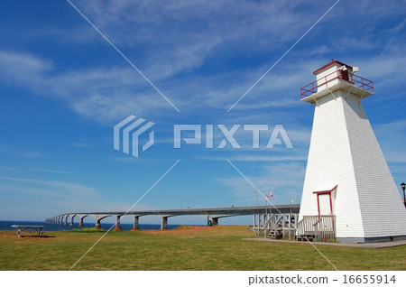 Confederation bridge and lighthouse 16655914