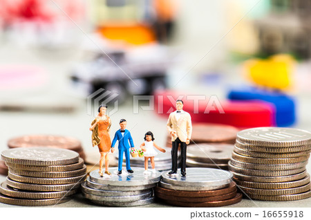 被許多事物包圍的家庭 16655918