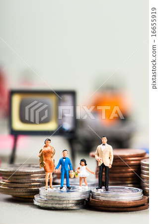 被許多事物包圍的家庭 16655919