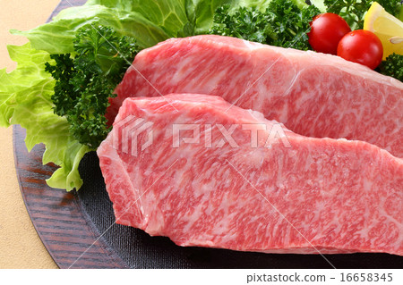 sirloin steak  16658345
