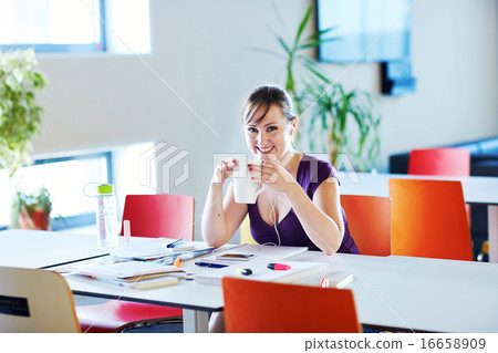 Beautiful young student studying 16658909