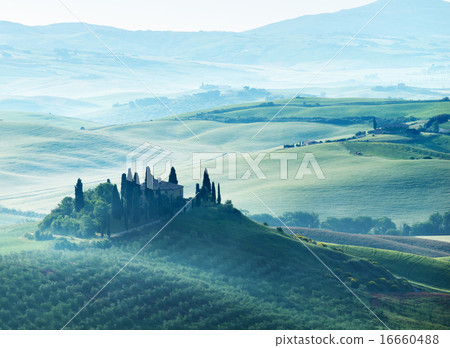 Early spring morning in Tuscany, Italy 16660488