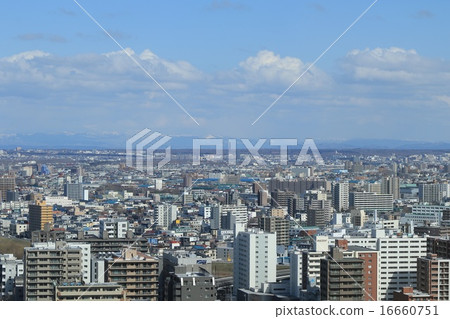 從札幌電視塔（100年紀念碑塔區）看到的早春的札幌市區 16660751