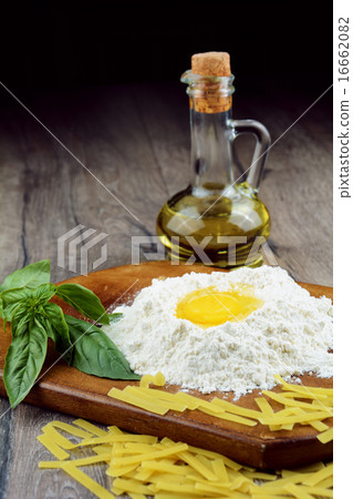 Preparing pasta on the table Preparing pasta on the table 16662082