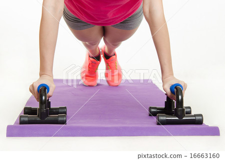 She performs the bench press with help of stops 16663160