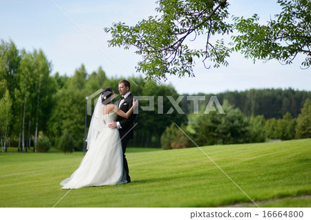 Beautiful bride and groom 16664800