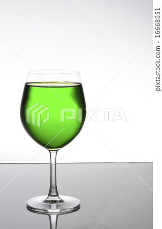 champagne glass 16668951
