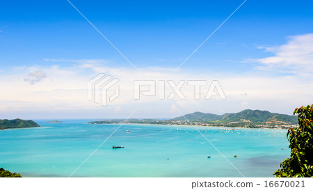 Blue sky over the Andaman Sea in Phuket, Thailand 16670021
