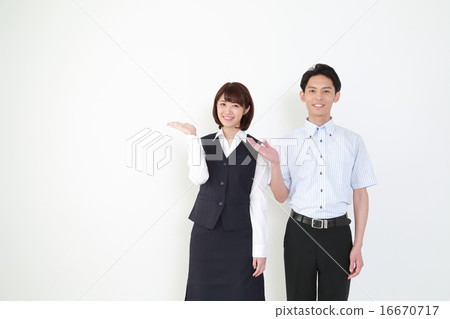 指向他們的20歲男女員工 16670717