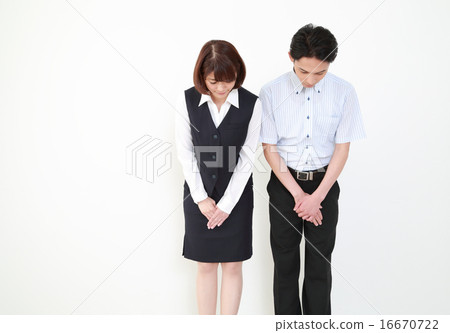 二十幾歲的員工以及鞠躬的男女 16670722
