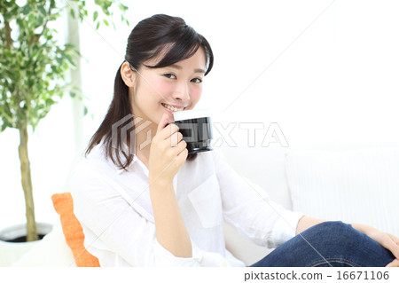 一個女人喝咖啡 一個女人喝咖啡 16671106