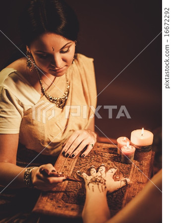 Drawing process of henna menhdi ornament on woman's hand 16672292