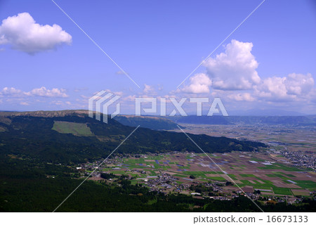 Blue sky and clouds of Aso rings Blue sky and clouds of Aso rings 16673133