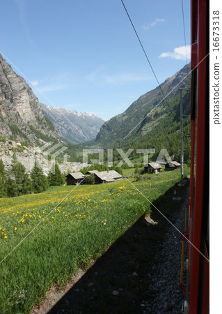 從瑞士登山鐵路的火車窗口 16673318