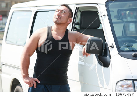 一個男人使用拉丁語系統 16673487